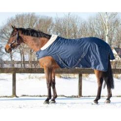 Couverture D'écurie Pour Cheval Avec épaules Coupées QHP 200 G -Plein Air Équipement Magasin couverture decurie pour cheval avec epaules coupees qhp 200 g 1